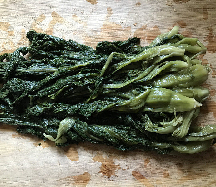 雪菜炒毛豆,将雪菜放清水中浸泡个把小时,时间长短视自家能接触的咸度