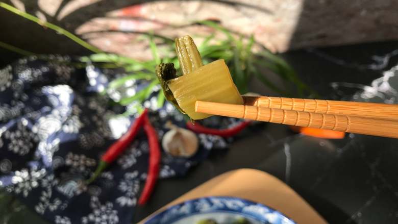 雪菜炒毛豆,味道比肉都香哦!