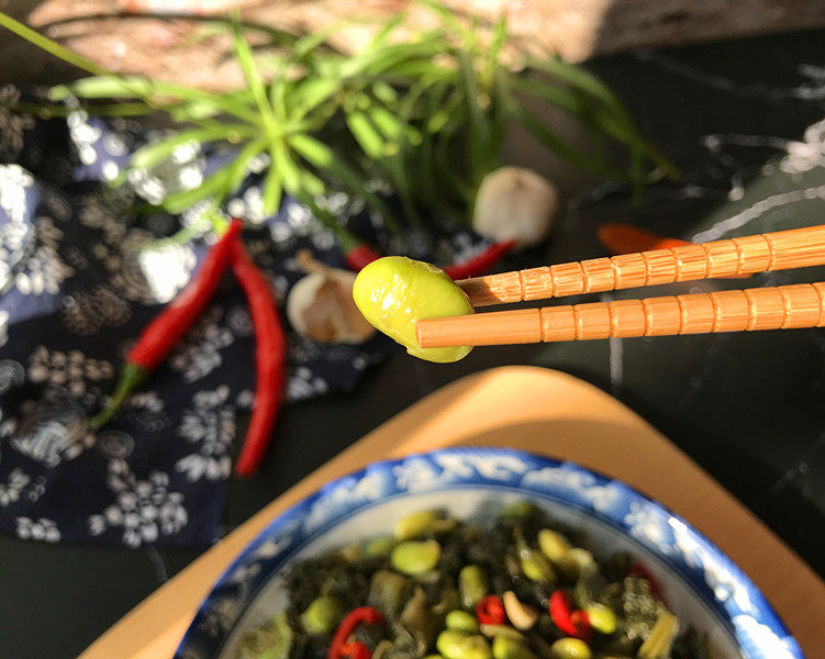 雪菜炒毛豆,节后大鱼大肉吃腻了，可以试试这道素菜，香辣脆爽下饭，