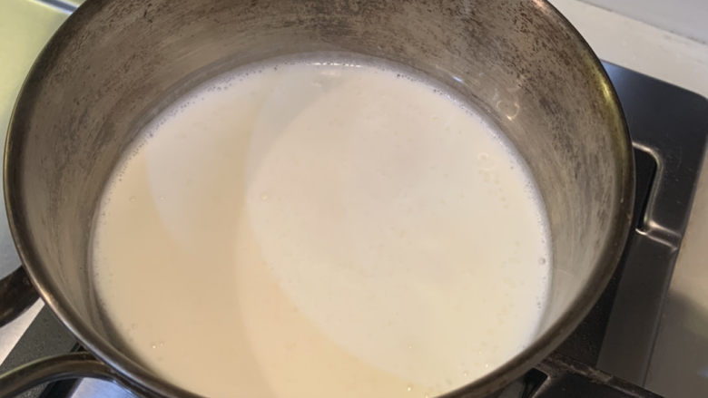 姜汁撞奶,煮到牛奶表面冒泡,立即关火。静待冷却1分钟