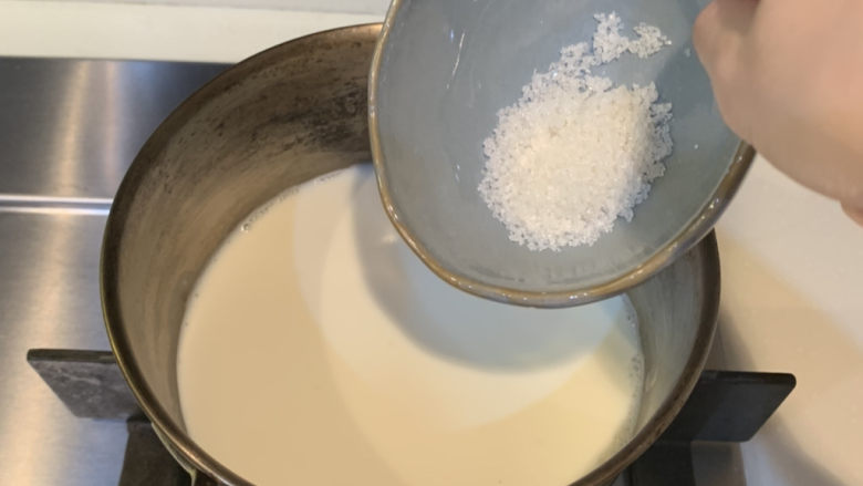 姜汁撞奶,倒入10g白砂糖,搅拌均匀,煮的过程慢慢搅拌