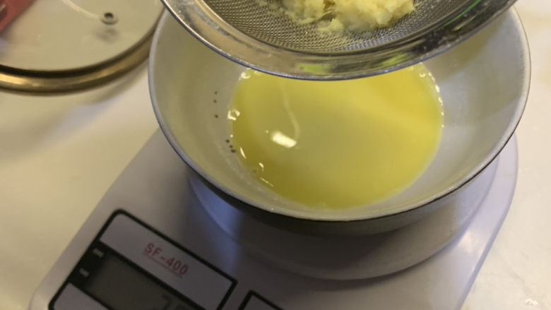 姜汁撞奶,过掉姜末,准备好20g姜汁
