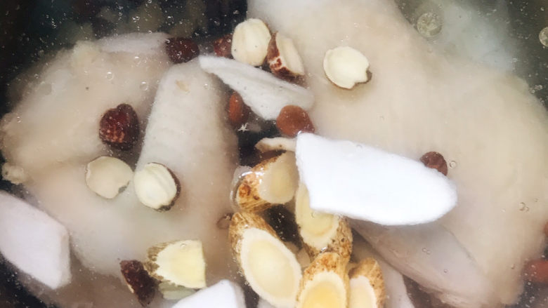 药膳养生鸡汤,加入所有药材