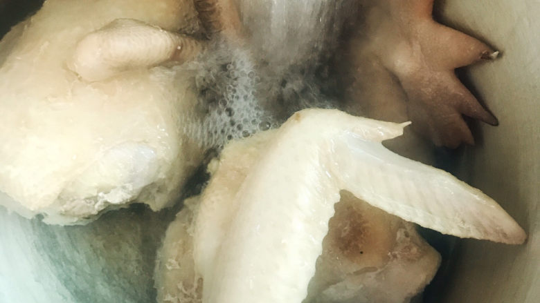 药膳养生鸡汤,冲洗干净