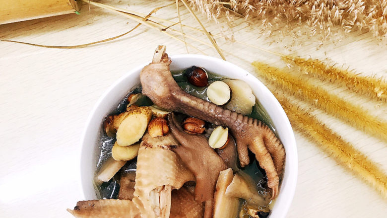 药膳养生鸡汤,成品图