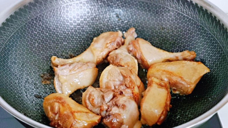 红烧鸭肉,加入鸭腿块,炒糖色。