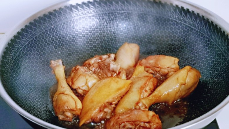 红烧鸭肉,再加入<a style='color:red;display:inline-block;' href='/shicai/ 829'>十三香</a>,翻炒均匀。