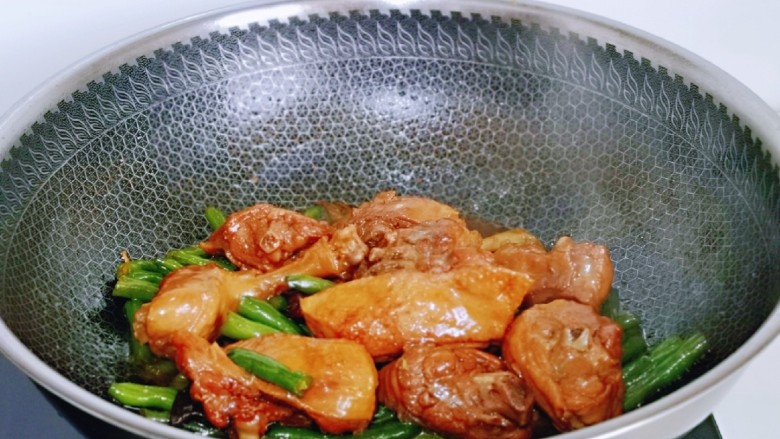 红烧鸭肉,5分钟后大火收汁,至浓稠即可关火。