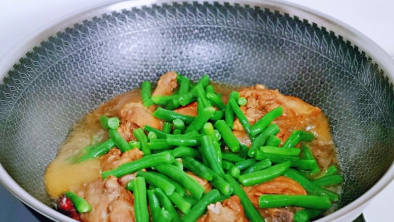 红烧鸭肉,再加入焯水的刀豆,不要盖盖子,炖5分钟。