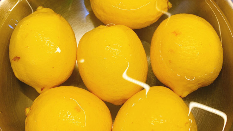 蜂蜜柠檬水,用盐把<a style='color:red;display:inline-block;' href='/shicai/ 595'>柠檬</a>皮搓干净，再在盐<a style='color:red;display:inline-block;' href='/shicai/ 156925'>水</a>泡一会