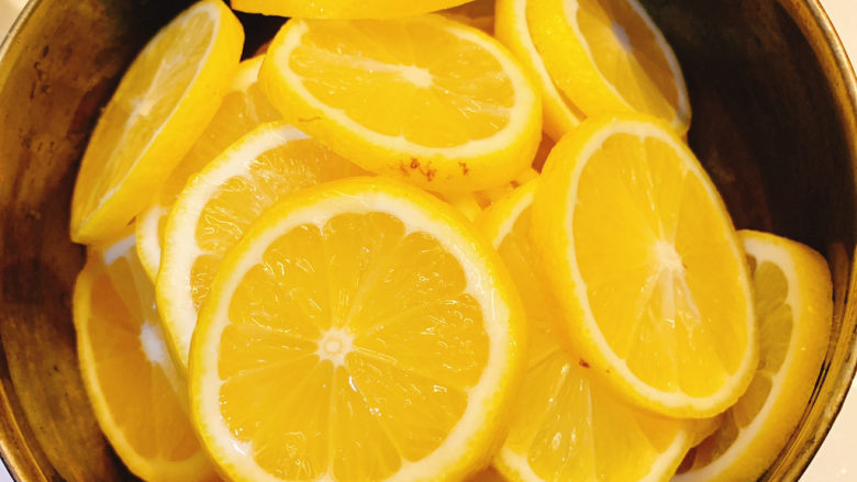 蜂蜜柠檬水,把柠檬切片，去籽