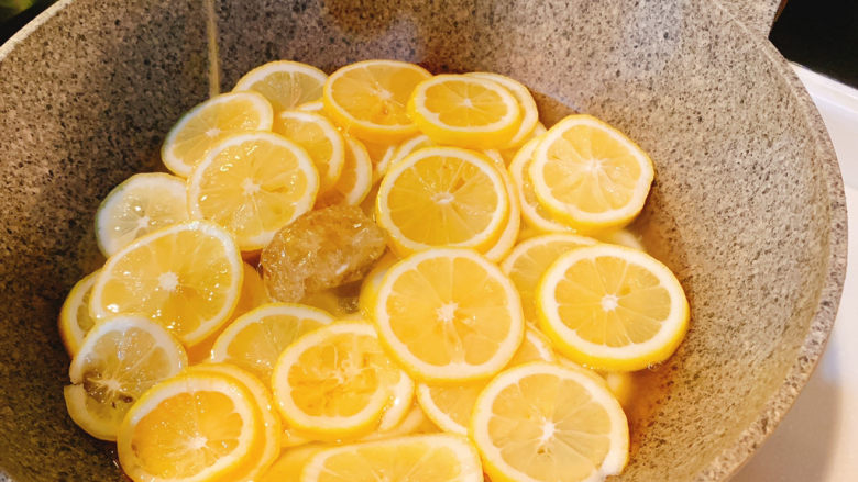 蜂蜜柠檬水,再放入<a style='color:red;display:inline-block;' href='/shicai/ 866'>冰糖</a>，<a style='color:red;display:inline-block;' href='/shicai/ 865'>蜂蜜</a>小火慢煮