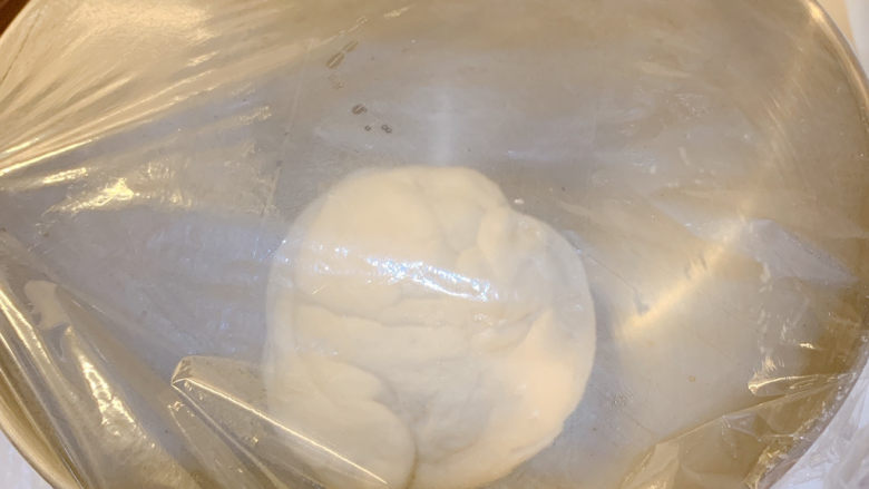 香酥小油条,盖上保鲜膜,等待发酵