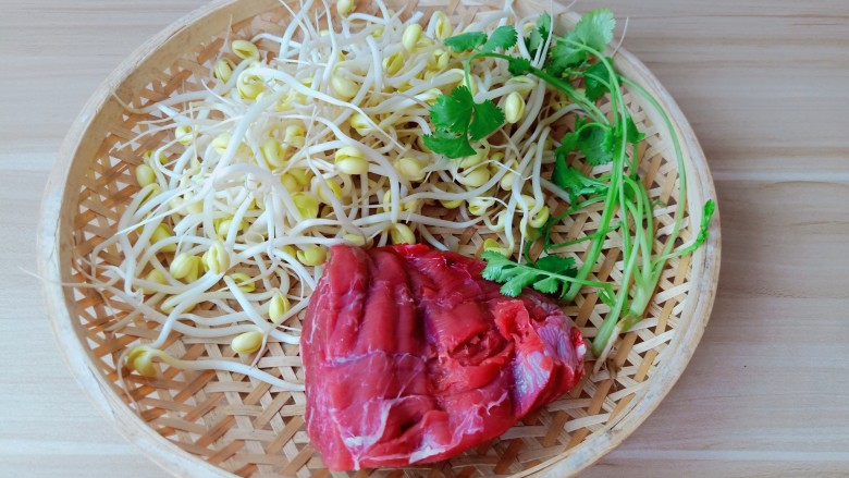 麻辣水煮牛肉,准备新鲜的<a style='color:red;display:inline-block;' href='/shicai/ 216'>牛肉</a>，<a style='color:red;display:inline-block;' href='/shicai/ 120'>豆芽</a>与<a style='color:red;display:inline-block;' href='/shicai/ 131'>香菜</a>。