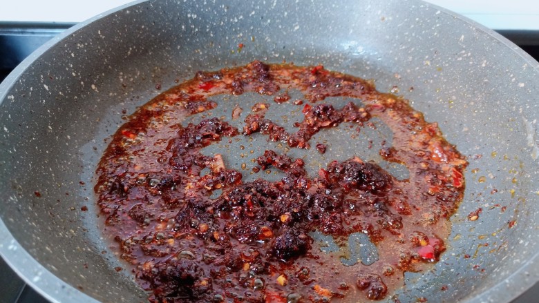 麻辣水煮牛肉,锅里加一点油,下豆瓣酱与<a style='color:red;display:inline-block;' href='/shicai/ 4159'>火锅底料</a>开小火炒香。