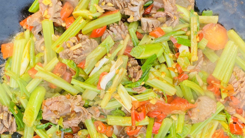 酸辣椒炒鸭珍,炒均匀,起锅装盘。美食做好