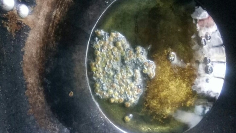 醋溜大白菜,炒锅倒油,放青花椒小火炒香。