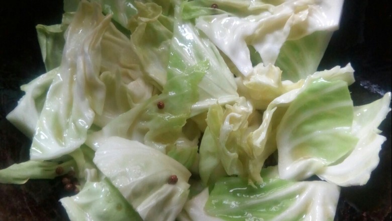 醋溜大白菜,大火,倒入白菜梗翻炒。