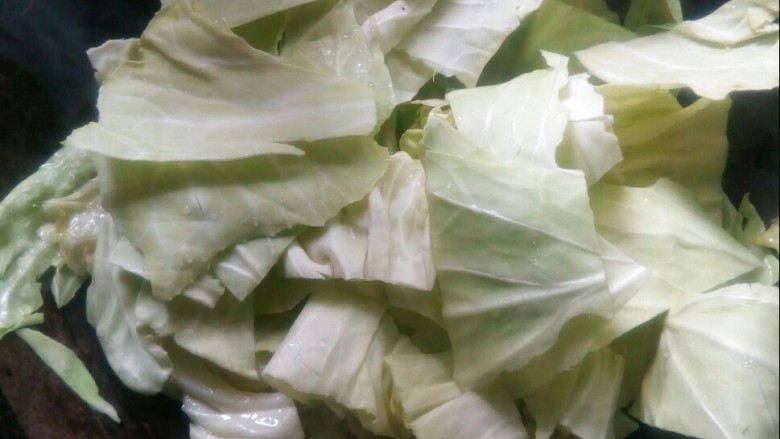 醋溜大白菜,两分钟后,放入白菜叶大火翻炒。