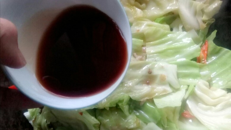 醋溜大白菜,倒入芡汁,大火翻炒。