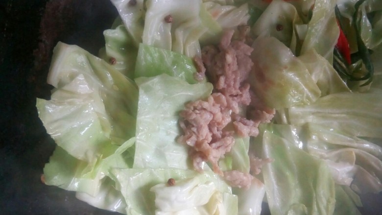 醋溜大白菜,起锅前,放入炒好的<a style='color:red;display:inline-block;' href='/shicai/ 4613'>肉丝</a>翻炒。