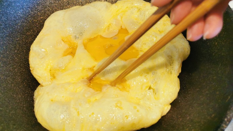 快手主食~蒜苗鸡蛋叉烧炒饭,用筷子打散