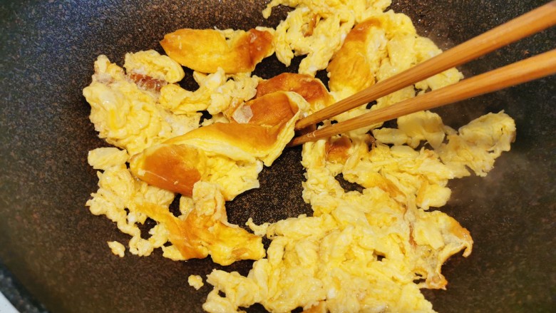 快手主食~蒜苗鸡蛋叉烧炒饭,大块的分割成小块