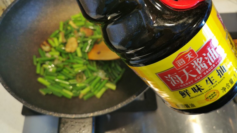 快手主食~蒜苗鸡蛋叉烧炒饭,倒入几滴生抽