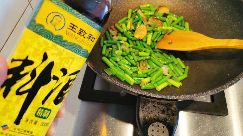快手主食~蒜苗鸡蛋叉烧炒饭,倒入少许料酒