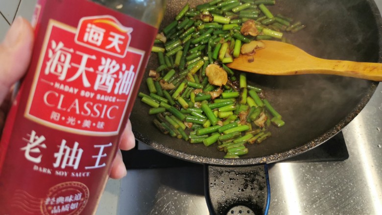 快手主食~蒜苗鸡蛋叉烧炒饭,倒入几滴老抽,继续翻炒