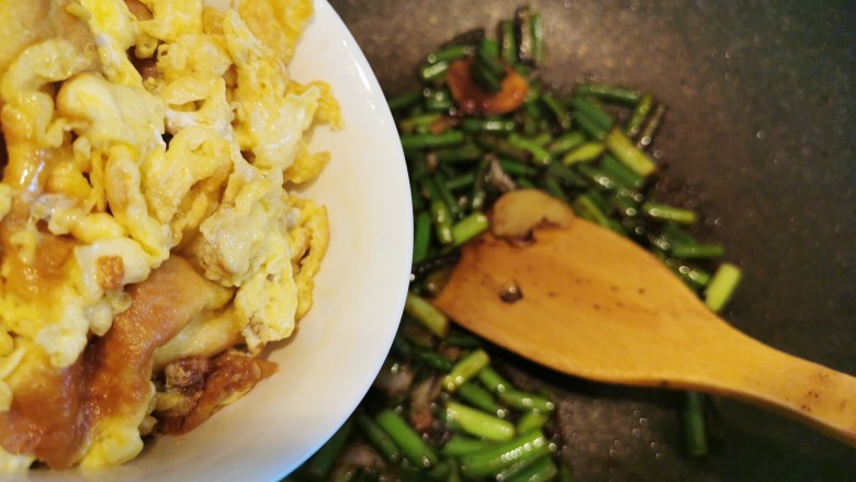 快手主食～蒜苗鸡蛋叉烧炒饭,鸡蛋碎倒入锅中