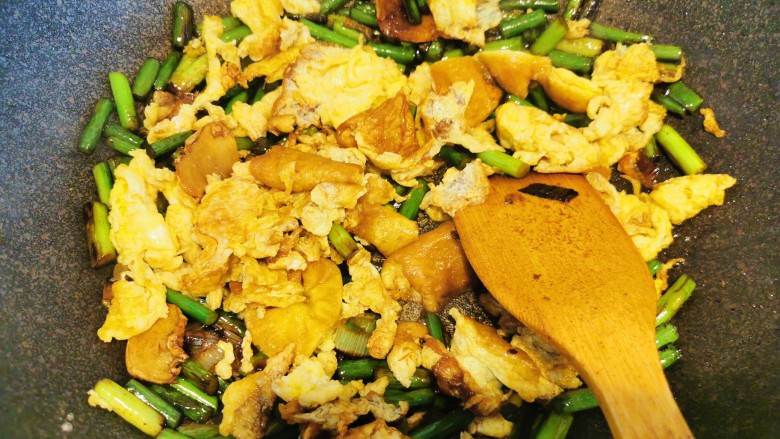 快手主食~蒜苗鸡蛋叉烧炒饭,翻炒几下即可
