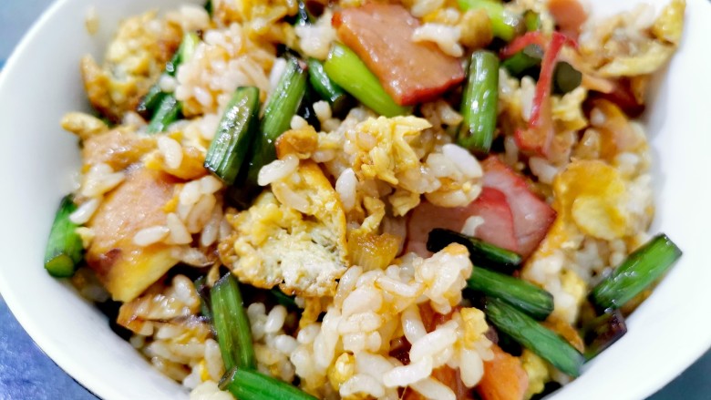 快手主食~蒜苗鸡蛋叉烧炒饭,开吃