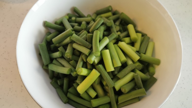 快手主食~蒜苗鸡蛋叉烧炒饭,<a style='color:red;display:inline-block;' href='/shicai/ 3349'>蒜苗</a>洗净切小段