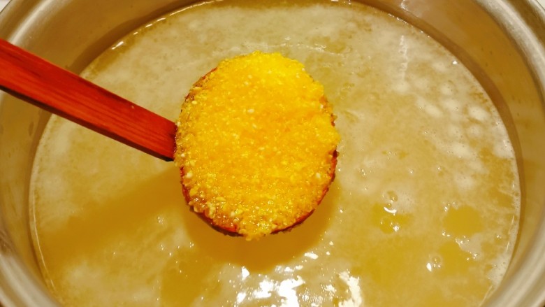苹果小米粥,放入浸泡好的玉米碴 大火烧开 转中小火熬煮
