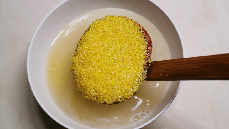 苹果小米粥,<a style='color:red;display:inline-block;' href='/shicai/ 493'>小米</a>清洗干净 用清水浸泡