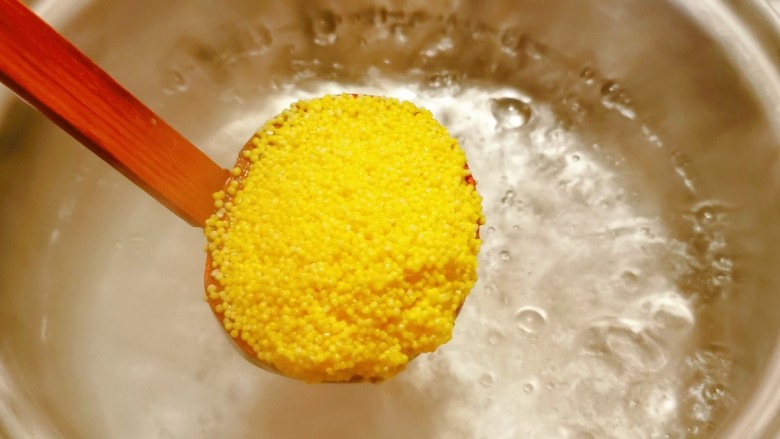 苹果小米粥,汤锅水烧开 放入浸泡好的小米