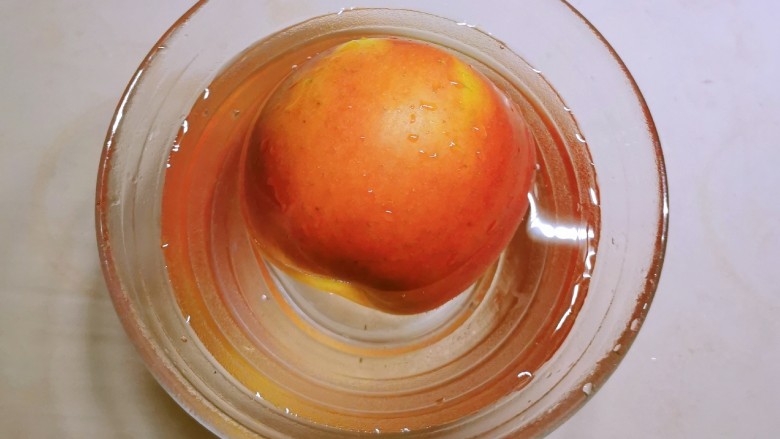 苹果小米粥,<a style='color:red;display:inline-block;' href='/shicai/ 591'>苹果</a>清洗干净 用淡盐水浸泡10分钟