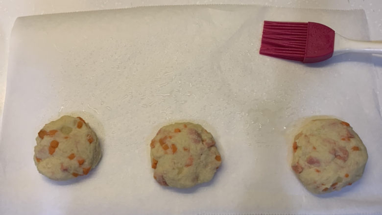 胡萝卜火腿肠土豆饼,怕粘住底部的话,就在纸下面擦上一层油,再依次铺上土豆饼