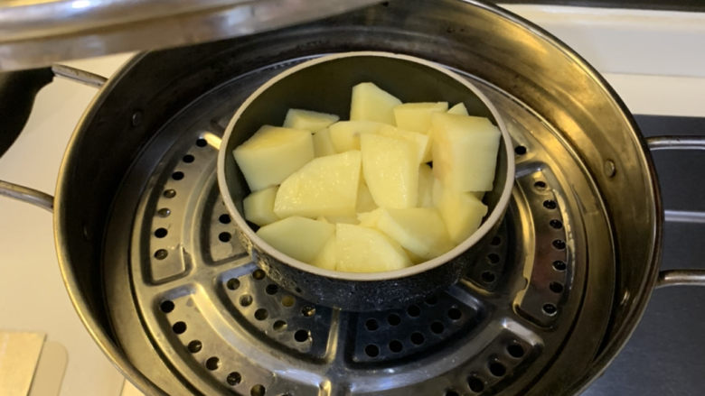 胡萝卜火腿肠土豆饼,大火煮开后,放入土豆蒸至软