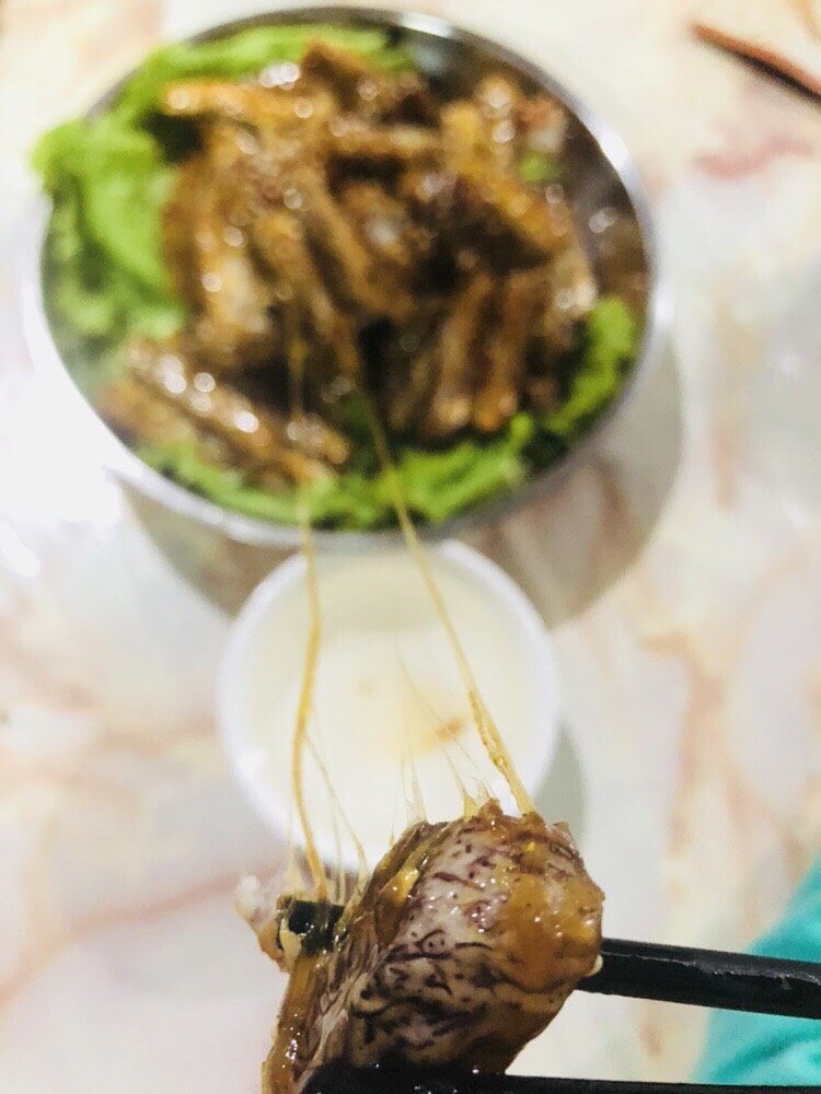 拔丝芋头,拉丝可以拉的很长,还是挺有成就感的。