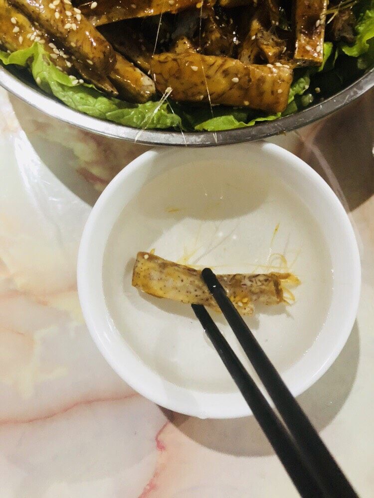 拔丝芋头,放入凉开水中沾一下,酥香脆甜的芋头条就可以享用啦!