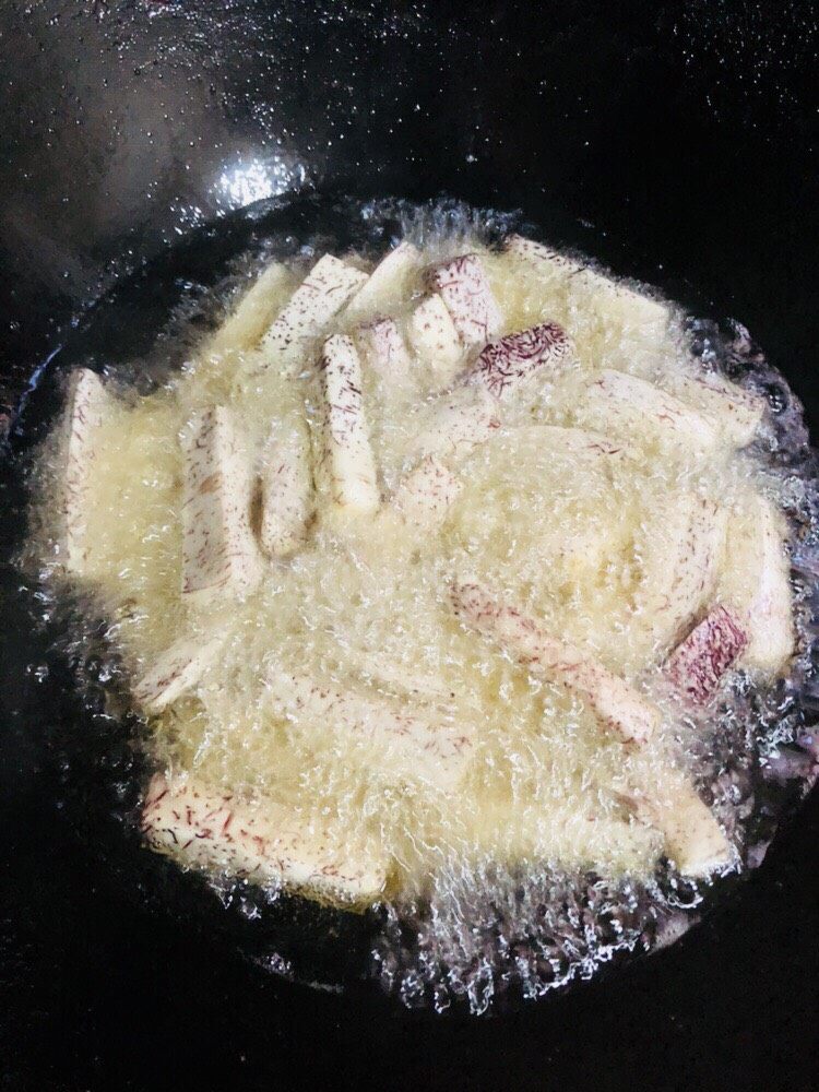 拔丝芋头,不要立刻翻动,等到三五分钟后稍微有硬壳感再翻动均匀,保证每个都有硬壳感。炸制过程大约8-10分钟。如果芋头尺寸不是这种的,可以尝一下,表皮发硬,里头松软就熟了。