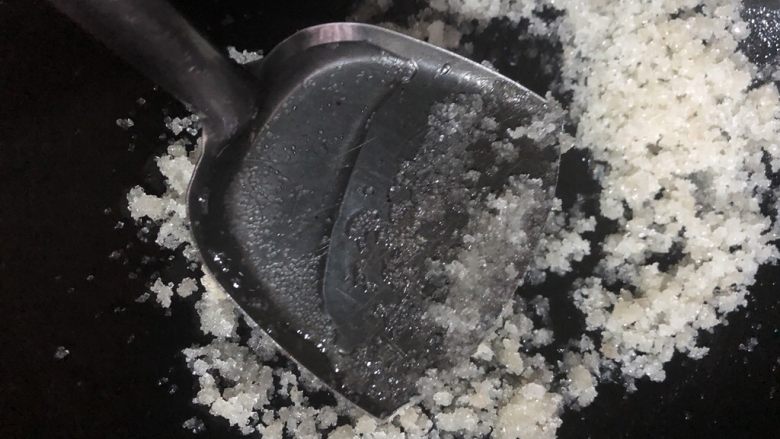 拔丝芋头,可以稍微加一点点水,但是不能多。