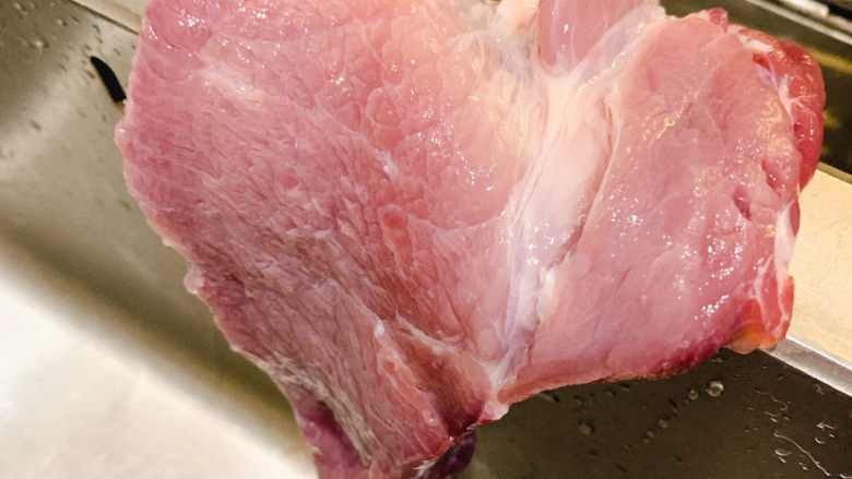 三眼荷包蛋叉烧饭,把猪肉洗干净,沥干水