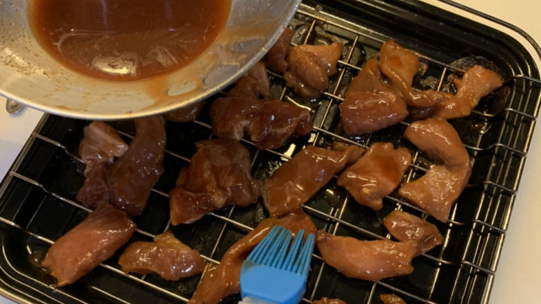 三眼荷包蛋叉烧饭,中途拿出来翻一面,把每块猪肉再涂一遍,放进去继续烤