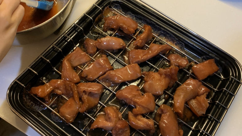 三眼荷包蛋叉烧饭,最后一次再拿出来翻一面,涂上一次腌制的汁,再放入烤箱,烤至熟后可以拿出来