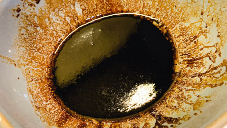 三眼荷包蛋叉烧饭,调好淋在鸡蛋和叉烧饭上面的酱汁:用少许油把花椒给炸一下,看自己想要多少酱汁就加多少老抽,然后加入蚝油和一点盐,不停的搅拌。酱汁就制作成了。