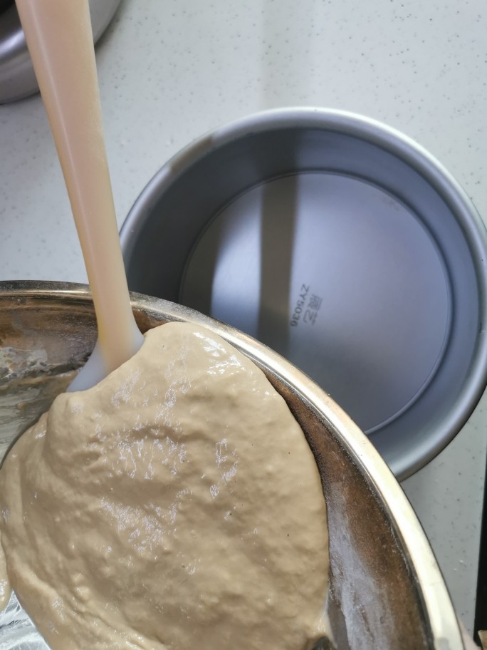 红糖发糕的家常做法(1个蛋),搅拌好的面糊,用硅胶铲转移到模具中