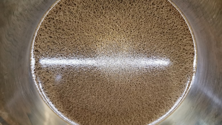红糖发糕的家常做法(1个蛋),3克酵母粉加入红糖溶液中